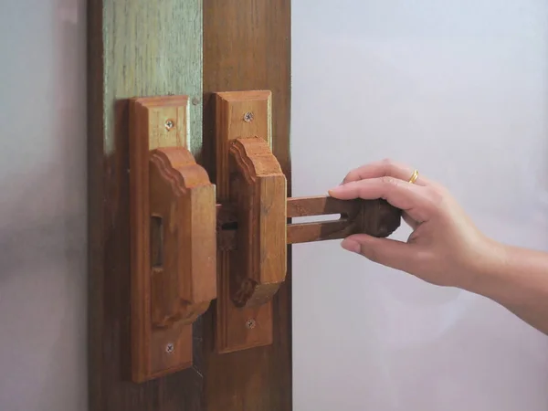 木製ヴィンテージラッチを保持し ドアを開ける女性の手 — ストック写真