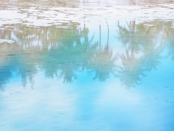 Landschap Van Kokospalmen Blauwe Lucht Reflectie Zandstrand Achtergrond Zomervakantie Concept — Stockfoto