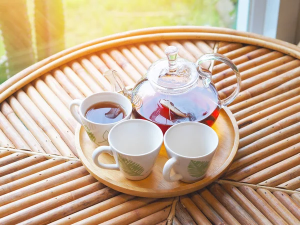 Закройте Травяной Чайник Три Белых Чашки Чая Бамбуковом Деревянном Столе — стоковое фото