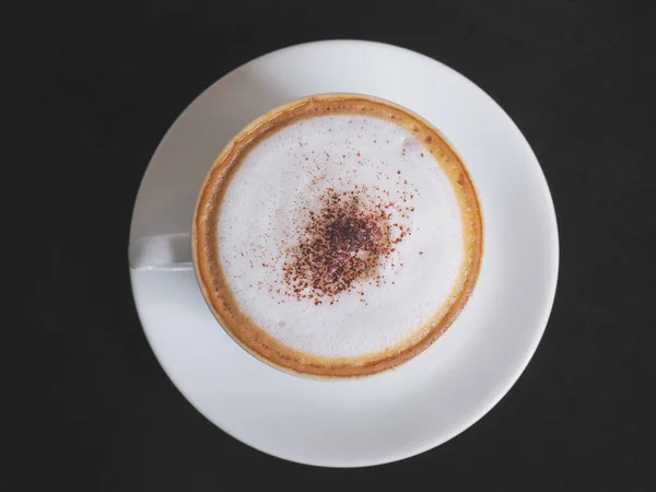 Weiße Tasse Kaffee Und Untertasse Auf Schwarzem Holzhintergrund Stockbild