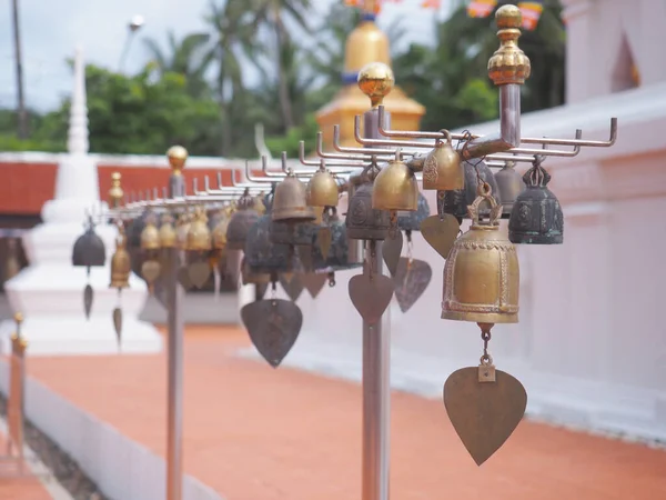 仏教の祈願のために寺院の教会の周りに列にぶら下がっている青銅の鐘 — ストック写真