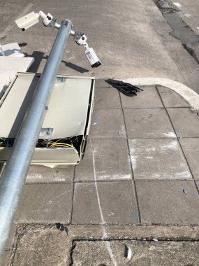 Düşen direkler ve kırılan CCTV kameraları şehirdeki yaya yolunda kaza yapmış..