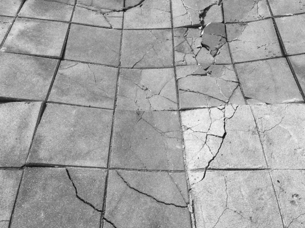 Старая Потрескавшаяся Тропинка Разбитые Плиты Прогулочная Дорожка Городе — стоковое фото