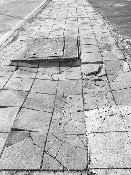 Παλιό Ραγισμένο Μονοπάτι Σπασμένες Πλάκες Πεζόδρομος Στην Πόλη — Φωτογραφία Αρχείου