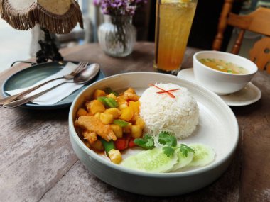Akşam yemeği için klasik restoranda sebze soslu pilav ve kızarmış tavuk..