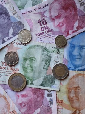 İstiflenmiş Türk banknotlarına ve farklı değerlerdeki bozuk paralara yaklaşım