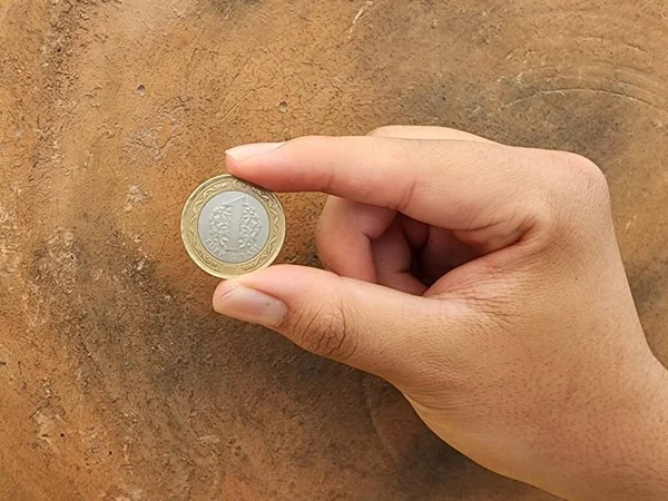 Mano Hombre Sosteniendo Una Moneda Turca Una Lira — Foto de Stock