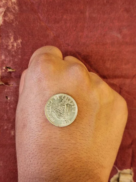 Přiblížení Ruce Muže Držícího Kolumbijskou Minci — Stock fotografie