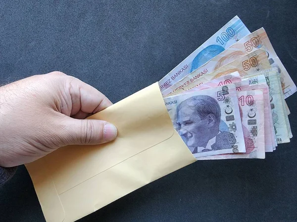 Mano Hombre Sosteniendo Sobre Papel Con Billetes Turcos —  Fotos de Stock