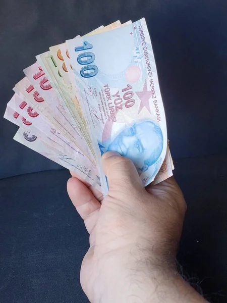 Hand Eines Mannes Der Türkische Banknoten Hält Und Damit Bezahlt — Stockfoto