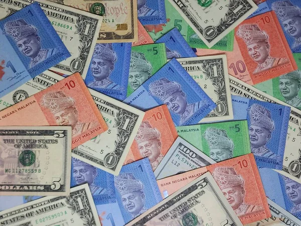 Gestapelte Malaysische Banknoten Und Amerikanische Dollarscheine Unterschiedlicher Stückelung — Stockfoto