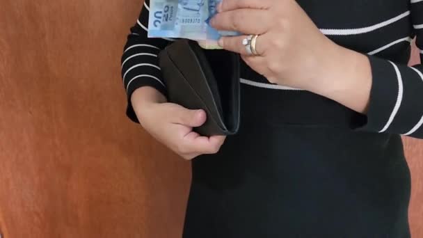 Руки Женщины Вынимающей Мексиканские Купюры Бумажника Пересчитать Положить Обратно — стоковое видео