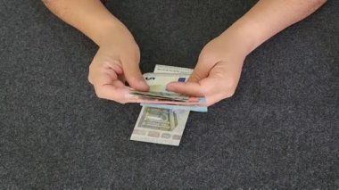 Avrupa banknotlarını tutan ve sayan bir kadının elleri
