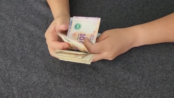 Manos Una Mujer Sosteniendo Contando Billetes Argentinos — Vídeos de Stock