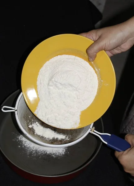 Proces Odcedzania Mąki Pszennej Domowych Produktach Spożywczych — Zdjęcie stockowe