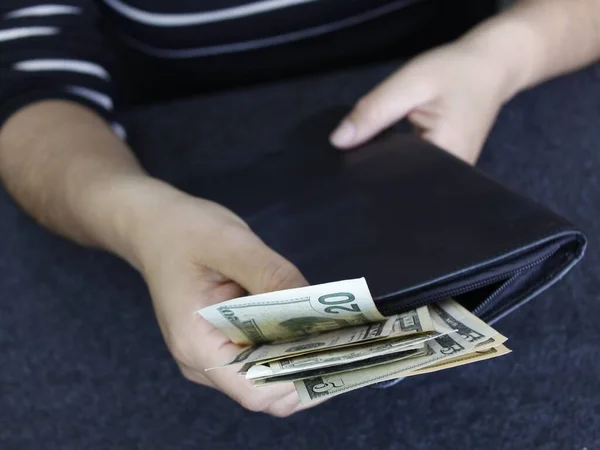 Рука Женщины Держащей Американские Банкноты Черном Кожаном Бумажнике — стоковое фото