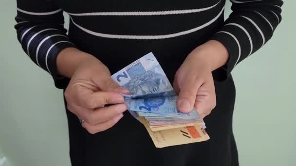 Manos Una Mujer Sosteniendo Contando Billetes Brasileños — Vídeo de stock
