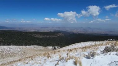 Nevado de Toluca volkanından karla kaplı bir dağ manzarası