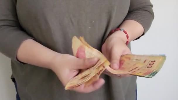 Manos Una Mujer Contando Billetes Mexicanos Diferente Denominación Rápidamente — Vídeo de stock