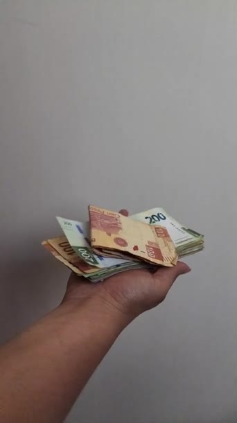 Mexikanische Banknoten Fliegen Einer Frau Zeitlupe Aus Der Hand — Stockvideo