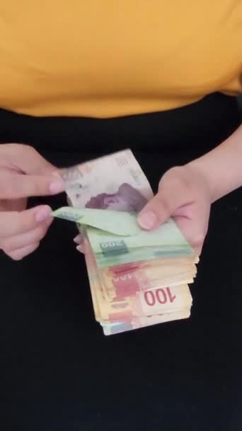 Tangan Seorang Wanita Menghitung Uang Kertas Meksiko Dari Berbagai Denominasi — Stok Video