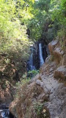 Tatlı su şelalesi Velo de Novia, Avandaro, Meksika kayaların arasında.