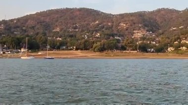 Öğleden sonra Valle de Bravo Gölü 'nde tekne turu.