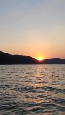 Gün batımında Valle de Bravo gölünde tekne turu