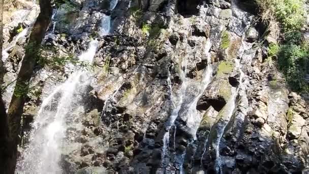 Wodospad Słodkowodny Velo Novia Avandaro Meksyk Pomiędzy Skałami — Wideo stockowe