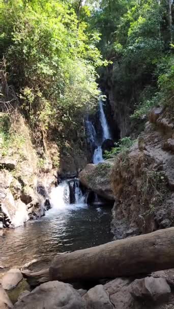 Пресноводный Водопад Вело Новия Авандаро Мексика Между Скалами — стоковое видео