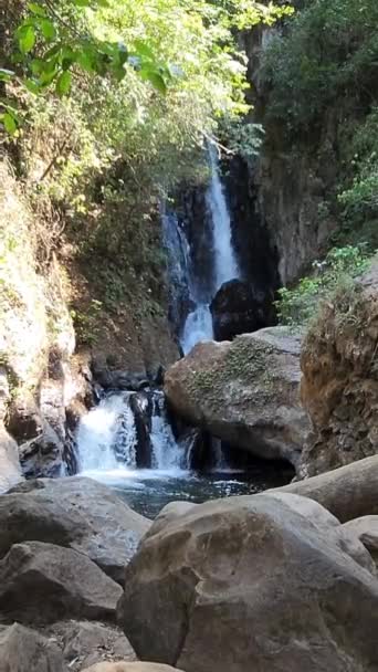 Вид Водопад Вело Новия Авандаро Мексика Между Скалами — стоковое видео