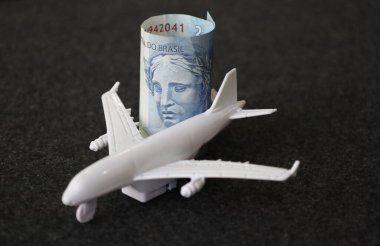 iki reais ve beyaz bir uçak figüründen oluşan Brezilya banknotu.