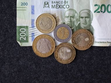 Farklı değerlerde Meksika paraları ve 200 pesoluk banknot.