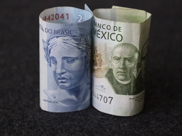 Megközelítése Hengerelt Brazil Bankjegy Mexikói Számla Asztalon — Stock Fotó