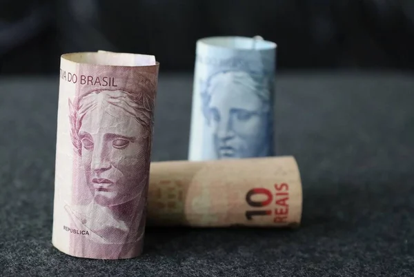 Podejście Walcowanych Banknotów Brazylijskich Stole — Zdjęcie stockowe