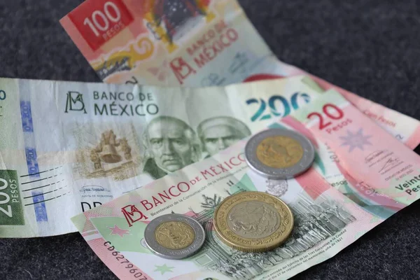 Billetes Monedas Mexicanas Apiladas Denominación Diferente —  Fotos de Stock