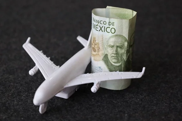 Κυλημένο Μεξικανικό Τραπεζογραμμάτιο 200 Πέσος Και Σχήμα Λευκού Αεροπλάνου Εικόνα Αρχείου