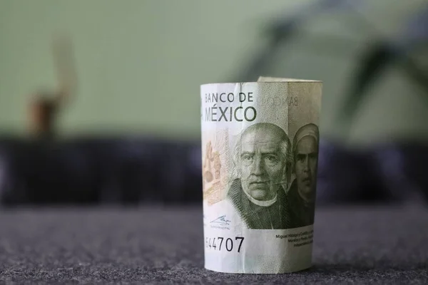 Approche Facture Mexicaine Roulée 200 Pesos Images De Stock Libres De Droits