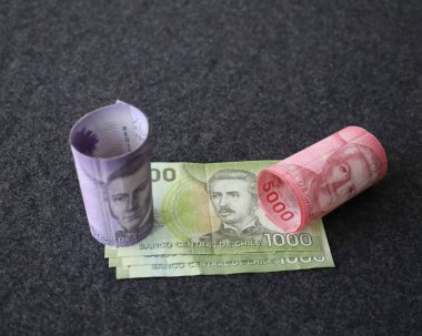 Farklı değerlerde dizilmiş ve yuvarlanmış Şili banknotları