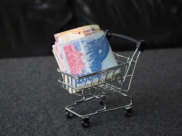 Argentine Banknotes Shopping Cart Table — Stock Photo, Image