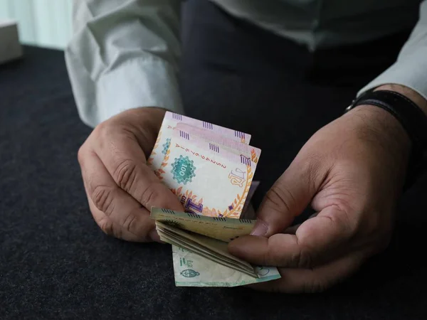 Handen Van Een Man Die Argentijnse Peso Rekeningen Bijhoudt Telt Stockfoto