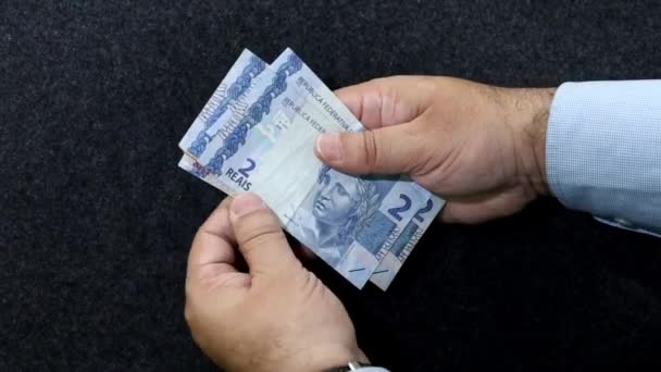 Manos Hombre Sosteniendo Contando Billetes Brasileños — Vídeo de stock