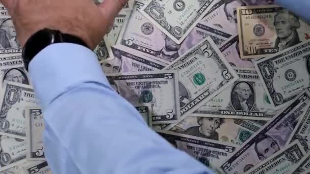 Tangan Seorang Pengusaha Mengumpulkan Uang Kertas American — Stok Video