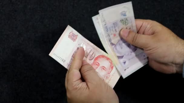 Mani Uomo Che Detiene Conta Banconote Singapore — Video Stock