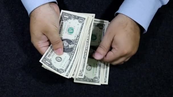 Ręce Człowieka Liczącego Amerykańskie Banknoty Dolarowe — Wideo stockowe
