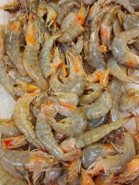 Süpermarkette istiflenmiş çiğ karideslere yaklaşım