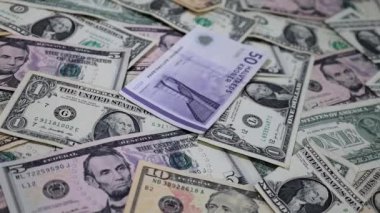 İstiflenmiş Danimarka banknotları ve Amerikan dolarları farklı banknotlar.