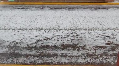 Yağmurlu bir günde dolu ve akan bir cadde