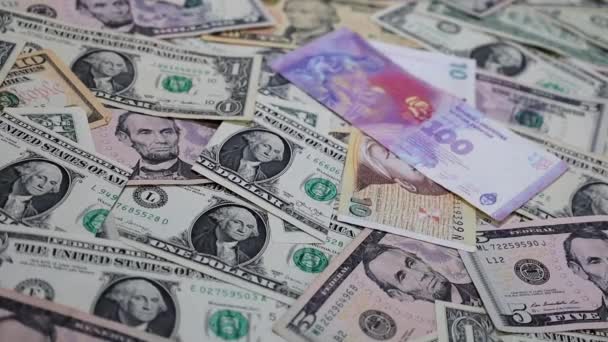 Notas Argentinas Caindo Notas Dólar Americano — Vídeo de Stock