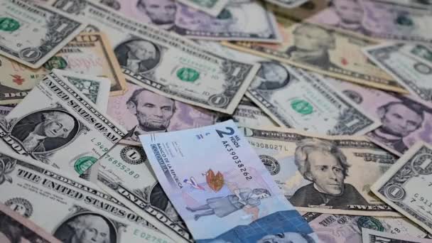 Colombianska Sedlar Som Faller Amerikanska Dollarsedlar — Stockvideo